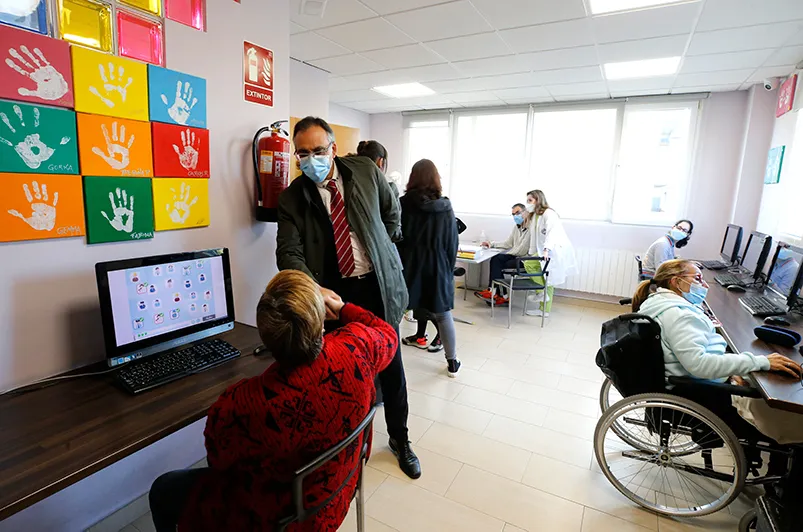 Pesquera pone en valor la «gran labor» que realiza la Asociación Caminando con personas con Daño Cerebral Adquirido