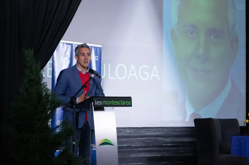 Zuloaga hace un llamamiento a la implicación de los jóvenes en la construcción de la sociedad, durante su participación en la Primavera Cultural del IES Montesclaros de Reinosa