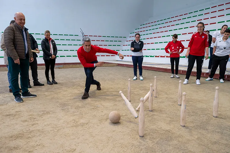  Zuloaga inaugura la renovación de la bolera Santiago Galas en Cabezón de la Sal tras una inversión de cerca de 90.000 euros en dos años