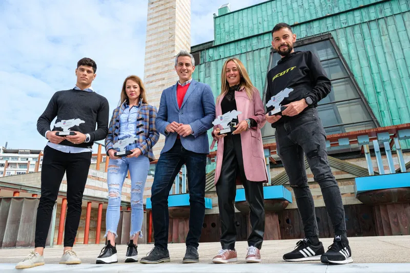  Zuloaga felicita a las atletas Irene Pelayo, Azara García de los Salmones y Borja Fernández por sus triunfos en los Campeonatos de España absolutos de maratón y ultra trail