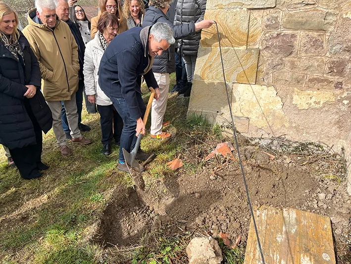 Zuloaga asiste al inicio de la recuperación de las antiguas escuelas y la casa del maestro, una «seña de identidad» de Fontibre