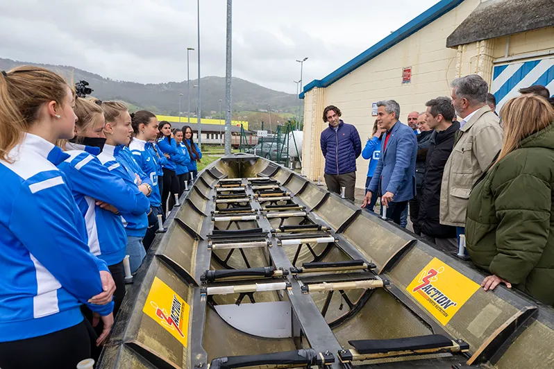  Zuloaga felicita a la Sociedad de Remo Astillero por su apuesta por la trainera femenina