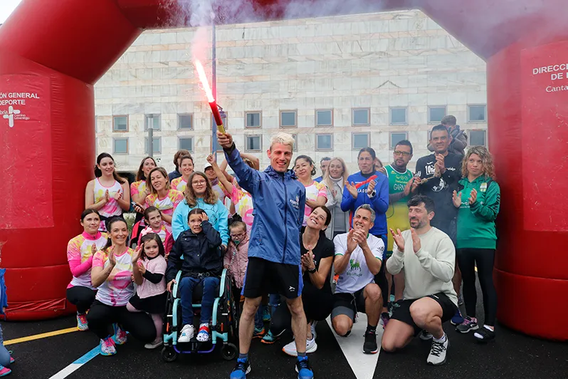  Zuloaga acompaña a Adrián Hinojosa en la salida de su carrera solidaria por la igualdad y la inclusión a través del deporte
