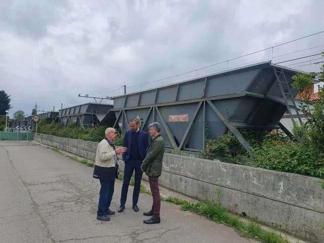  López Estrada pide la retirada “inmediata” de los  vagones estacionados en las vías de Renfe, en Barreda