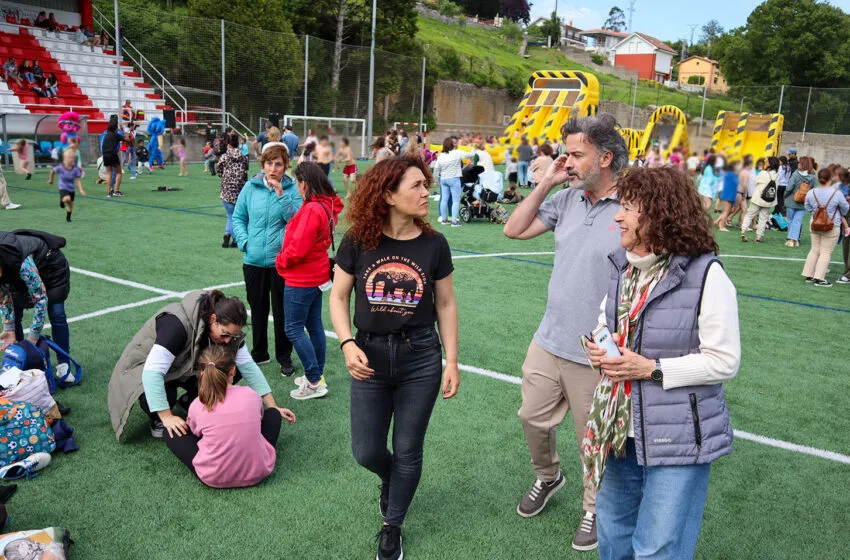 Los eventos deportivos de ciclismo y patinaje artístico congregan en Comillas a cerca de un millar de personas