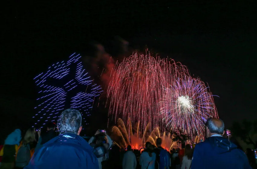 Noticias de Cantabria | El Cántabro | Decenas de miles de personas contemplan el espectáculo 'Camino de Luz' en la bahía de Santander