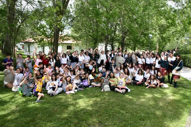María Berbil de Juana del CEIP María Torner y Alba Barquín del CC Torreánaz, ganadoras del II Concurso de Microrrelatos