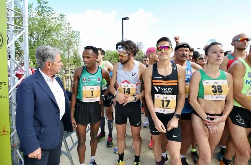  El presidente da la salida a la II edición de los 10km Cueva de El Pendo de Camargo