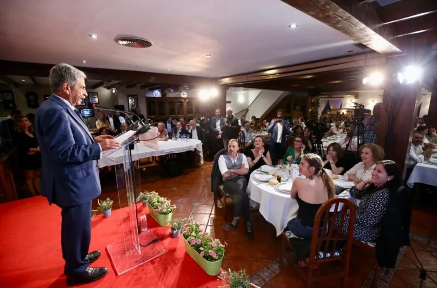  El Gobierno recoge la distinción de la I Gala del Comercio de Cabezón de la Sal al Año Jubilar Lebaniego por su repercusión en el sector