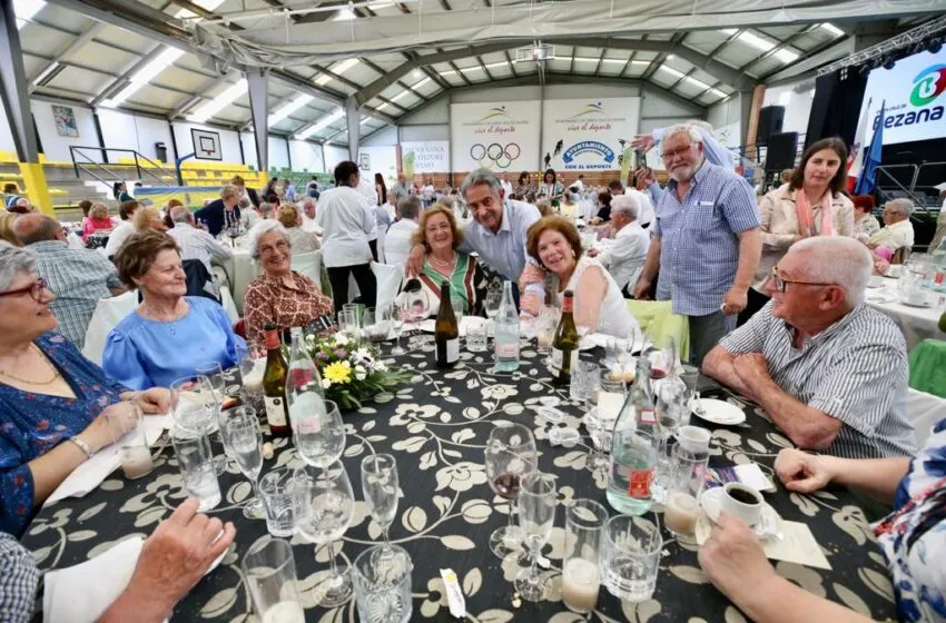  Revilla y Zuloaga participan en el homenaje a los mayores de Bezana con motivo de las fiestas de La Santa Cruz