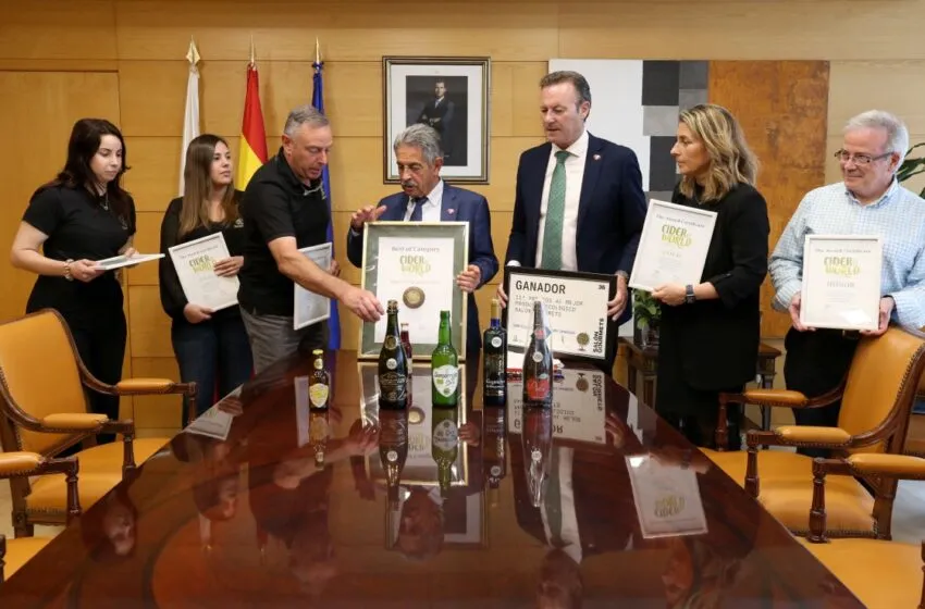  Revilla destaca la contribución de Sidrería Somarroza al crecimiento del sector agroalimentario de Cantabria con sus premios internacionales