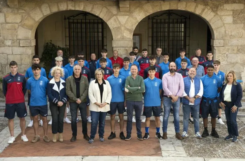  Camargo felicita al Club Deportivo Revilla por su ascenso a la División de Honor 