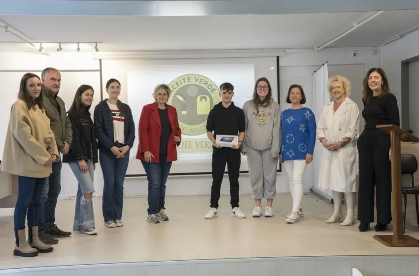  Entregado el premio de la campaña organizada por alumnas del IES Valle de Camargo en colaboración con el Ayuntamiento para promover el reciclaje de aceite de cocina