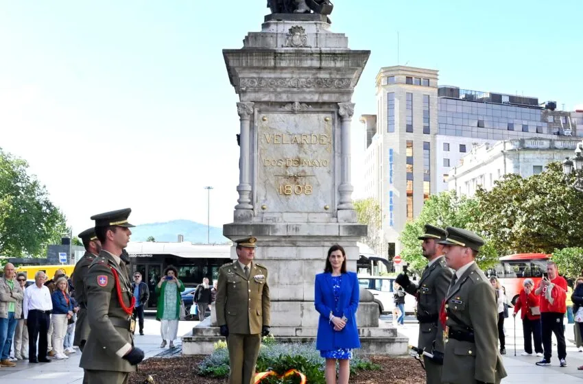  Santander celebra el Dos de Mayo con una ofrenda floral en el monumento a Pedro Velarde