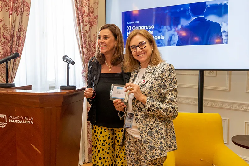  Paula Fernández entrega el XI premio Business Angels a la asociación Women Angels for Steam