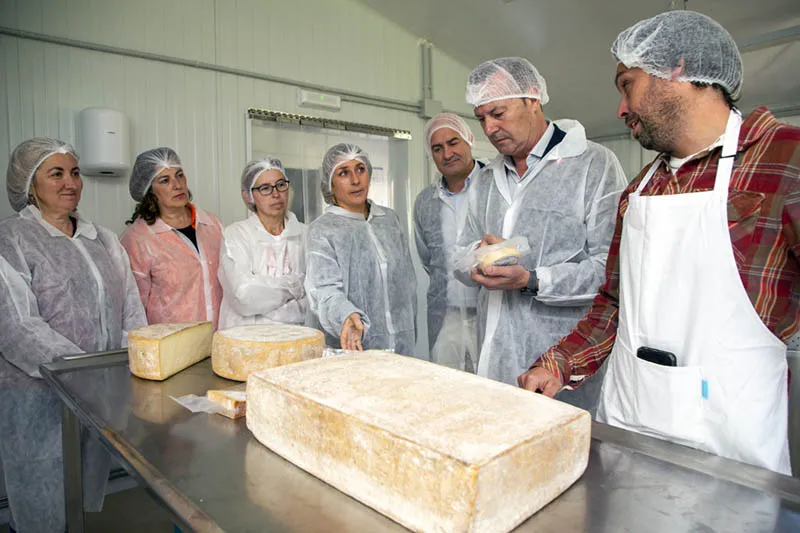 Noticias de Cantabria | El Cántabro | El consejero de Alimentación augura un futuro "de éxito" a la Quesería Tresgallo de Suances