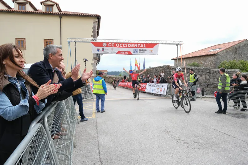  Zuloaga asiste en San Vicente de la Barquera a la salida y llegada de la última etapa del II Trofeo Challenge Junior 2023