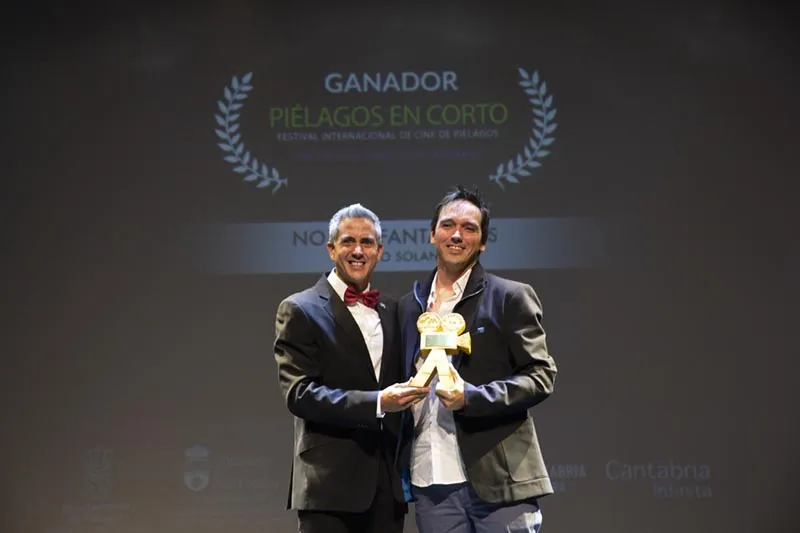  Zuloaga entrega a Nacho Solana el premio al mejor corto de Cantabria del Festival Internacional de Cine de Piélagos por ‘No hay fantasmas’