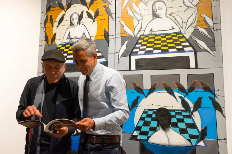  Zuloaga visita la exposición de Orallo en Santillana del Mar y destaca su compromiso con el arte y la sociedad como maestro de vocaciones