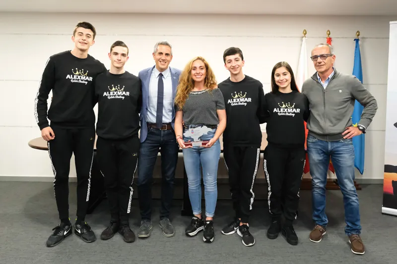  Zuloaga felicita a los patinadores del Alexmar por su triunfo en el Campeonato de Europa junior cuarteto show