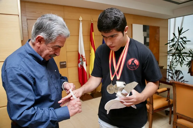 Revilla felicita a Daniel García por su doble medalla de bronce en el Campeonato de España de Tenis de Mesa para personas con discapacidad
