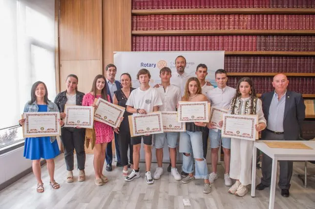 El alcalde entrega a Belén Fernández Pelayo, el premio del XII certamen ‘Protagonistas del mañana’
