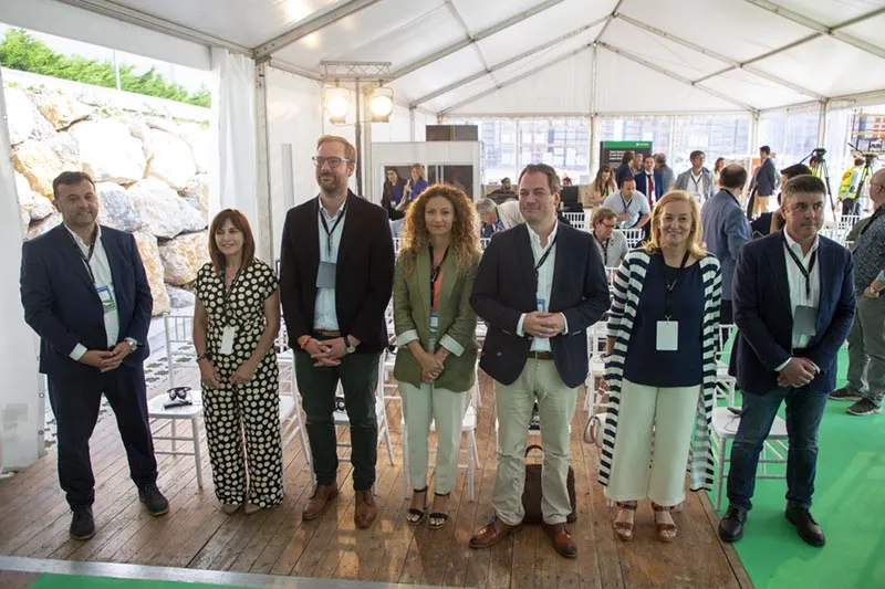  Ana Belén Álvarez felicita a la empresa James Hardie con motivo de su décimo aniversario en Orejo y destaca su compromiso con Cantabria