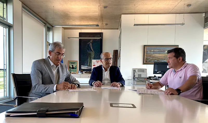 Marcano firma los contratos con las empresas para el inicio de los trabajos en La Pasiega