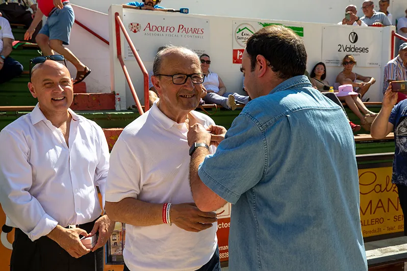 Marcano recibe la insignia de oro de la Peña Bolística Torrelavega