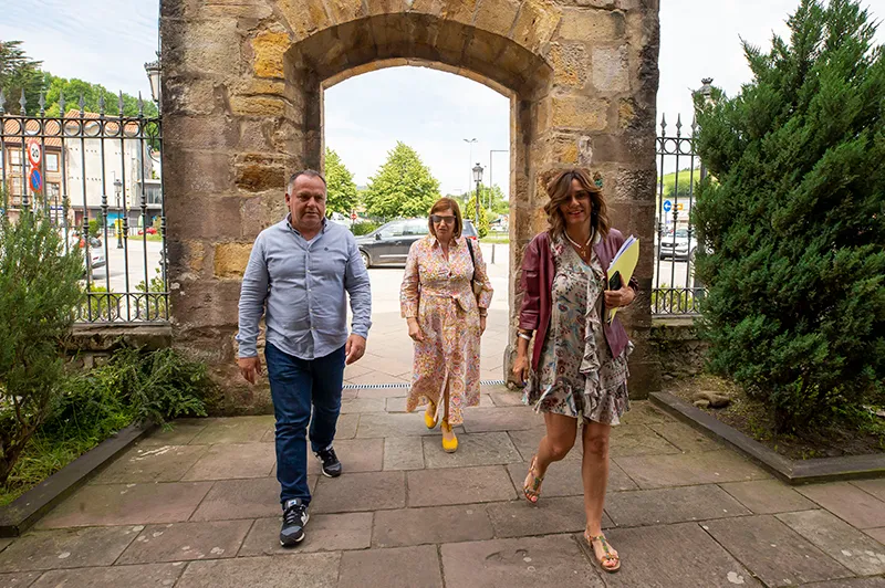  Fernández Viaña afirma que el Ayuntamiento de Cabezón de la Sal es «modelo de colaboración» con el Gobierno cántabro