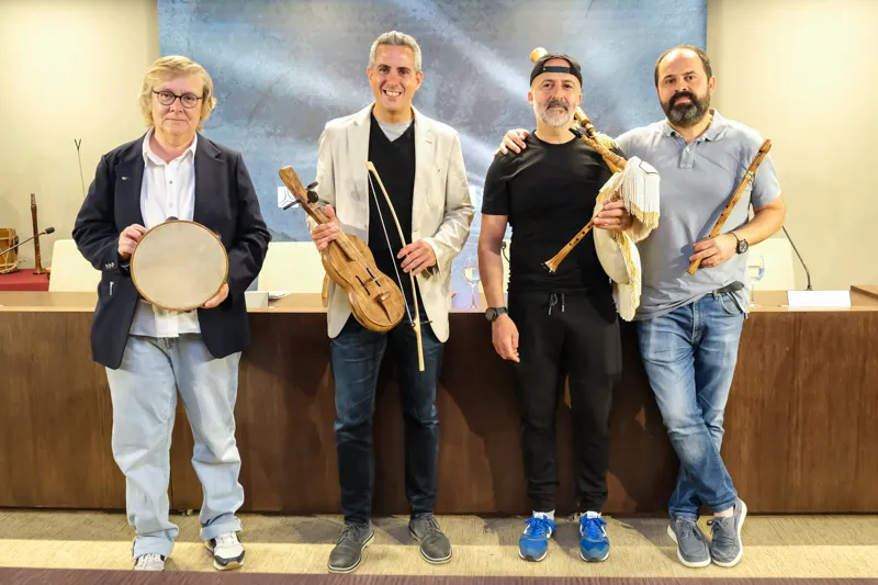 Los instrumentos musicales fabricados con la madera del milenario Cajigu Cubilón se expondrán en el Museo de la Naturaleza de Carrejo
