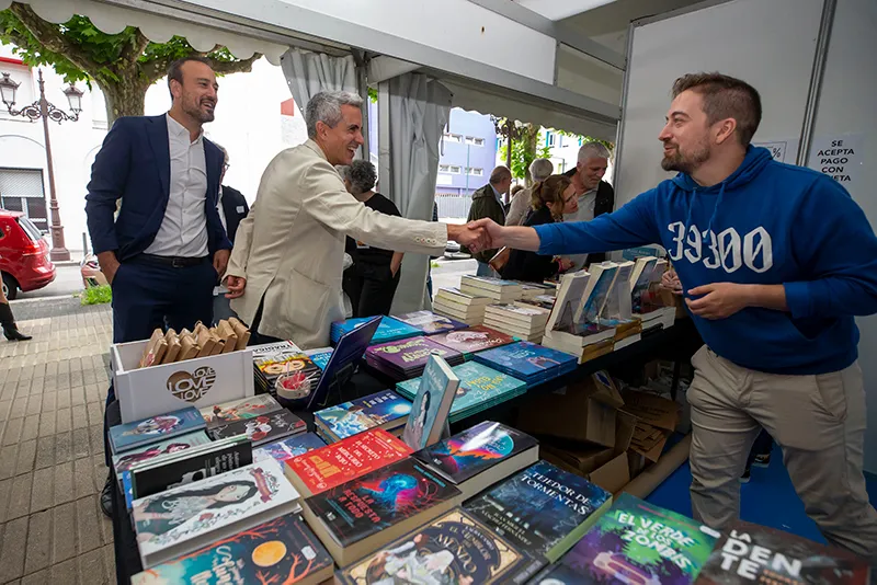 Noticias de Cantabria | El Cántabro | Zuloaga participa en la inauguración de la VI Feria del Libro de Torrelavega, "cita imprescindible para la cultura de Cantabria"