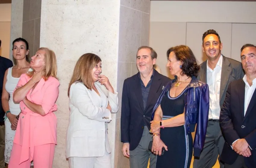  Buruaga participa en la inauguración de la nueva sede territorial del Banco Santander en el antiguo edificio Banesto