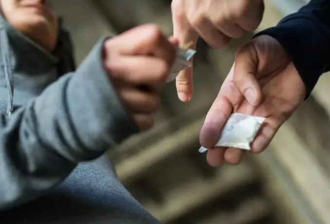  La Audiencia de Cantabria absuelve a un hombre que estaba acusado de ofrecer droga a una menor porque no hay certeza de que lo hiciera