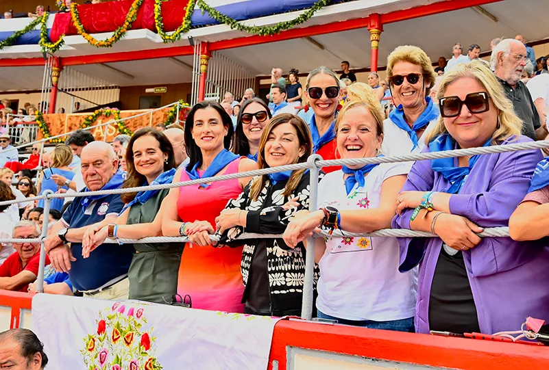 La presidenta de Cantabria asiste a la novillada de la Feria Taurina de Santiago