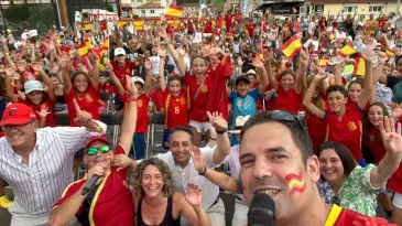 Piélagos celebra con la Selección española femenina su victoria en la final del Mundial de fútbol disputada en Australia