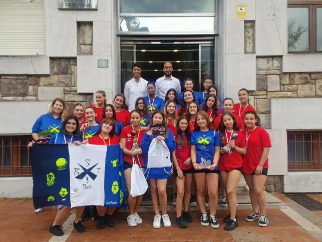  López Estrada recibe a los integrantes de la Academia Bst Danza que han participado en el Mundial del Global Dance Open