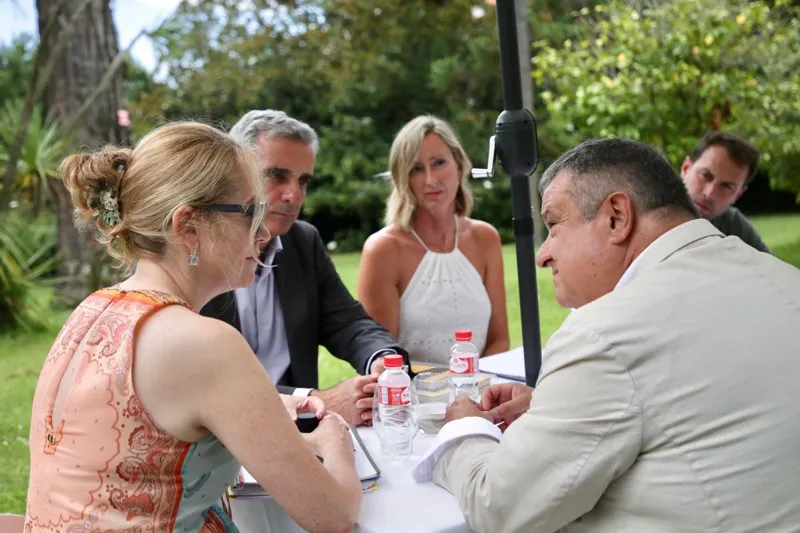 Fernández se compromete con la Asociación de Hostelería a trabajar en un nuevo decreto que frene la proliferación de viviendas de uso turístico ilegales