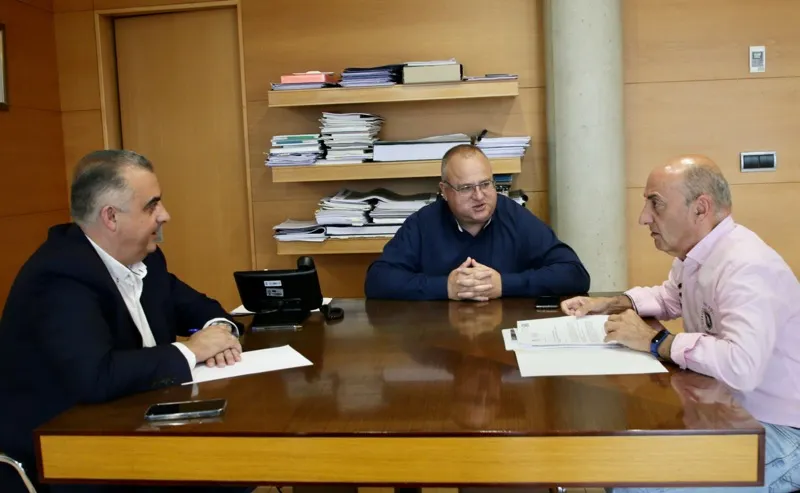El consejero de Fomento y el alcalde de Bárcena de Cicero analizan acciones de mejora de las infraestructuras del municipio