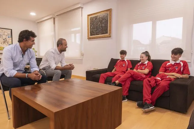López Estrada recibe a los campeones de España de kickboxing Fabio Carral, Zaira García y Eduardo Valdor