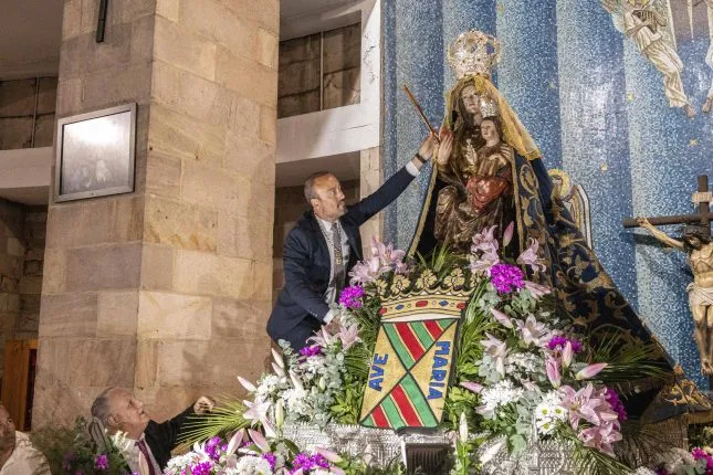El alcalde cumple con la tradición y entrega el bastón de mando a la Virgen Grande