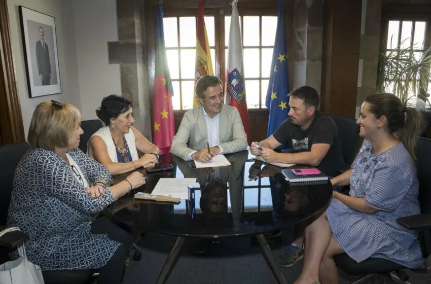Movellán y la Junta Vecinal de Revilla trabajan ya en hacer realidad el futuro Museo Escolar en el Colegio Agapito Cagiga