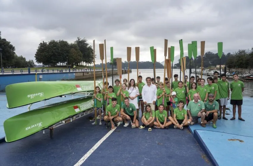 Más de 60 niños participan en un curso de iniciación del remo en Punta Parayas