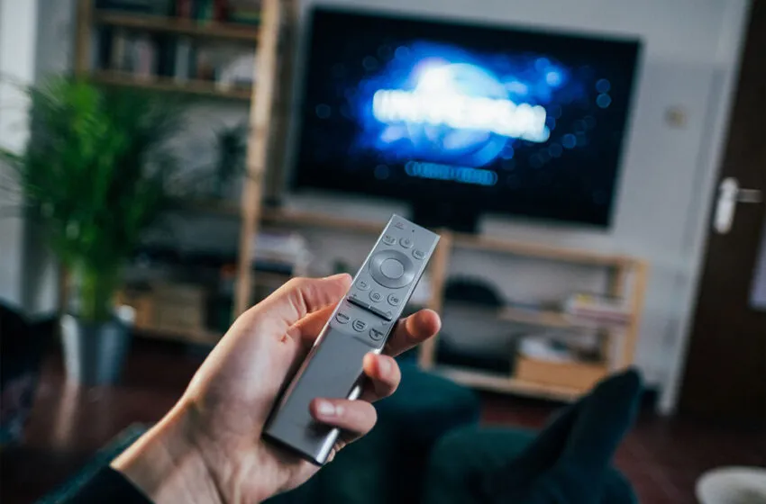 Por qué no deberías encender y apagar la televisión desde la regleta eléctrica