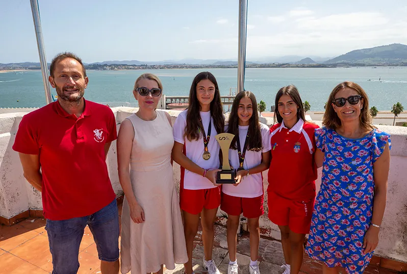  Eva Guillermina Fernández felicita a las ganadoras en categoría infantil del Campeonato de España de Selecciones Autonómicas de Vóley Playa
