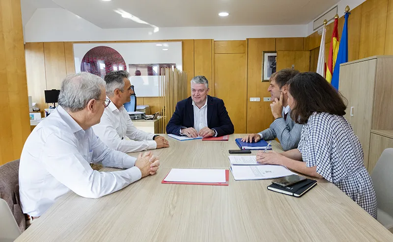  La simplificación administrativa y la reforma fiscal, puntos de encuentro de los consejeros de Economía y Presidencia con los empresarios cántabros