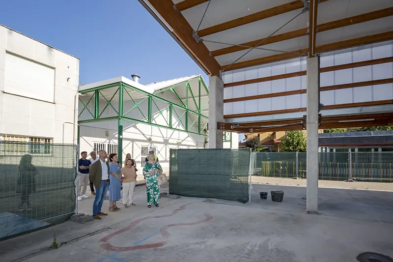  El consejero de Educación visita la nueva cubierta construida en el patio del CEIP Jesús Cancio en Comillas
