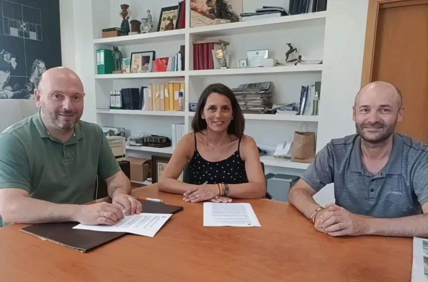  El Ayuntamiento firma un convenio de colaboración con Laredo para el uso común de bolsas de empleo