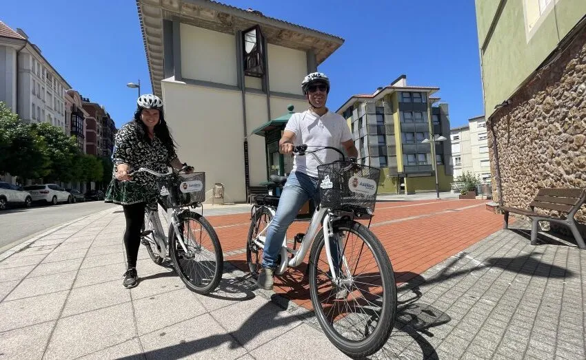 EL AYUNTAMIENTO DE ASTILLERO PONE EN MARCHA UNA EXPERIENCIA PILOTO PARA CEDER BICIS A SUS EMPLEADOS