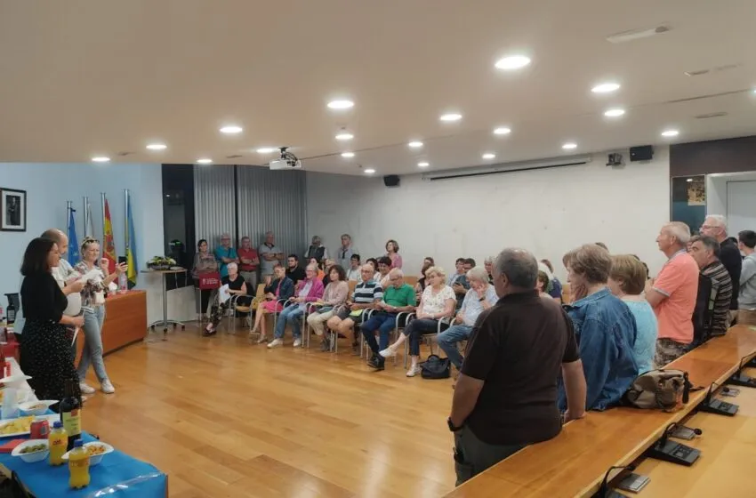La alcaldesa recibe a vecinos de Martignas Sur Jalle, localidad francesa con la que Santa Cruz de Bezana está hermanada